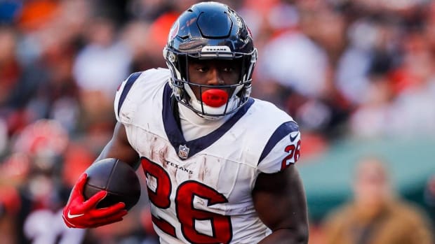 Texans running back Devin Singletary runs the football in a game.